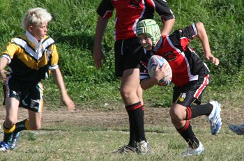 Endeavour run the ball ( Photo : ourfooty media)