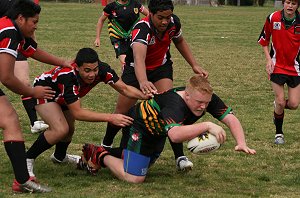 ... then forces his way to score a fantastic team try 