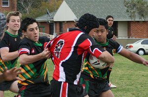 Hayden Fepuleai  charges into the Illawarra line 