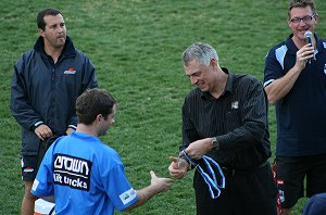 ARL Development Boss Mr. Bill Palmer presents ref's award to visiting Kiwi Ref ( Photo : ourfooty media) 