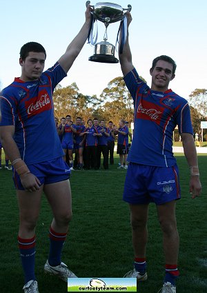 Adam Clydesdale holds up the SG Ball Cup (Photo : OurFootyMedia) 
