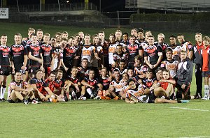 WestsTigers SG Ball and the St. Helens Academy TeamPhoto v St. Helens Academy (Photo : steve monty / OurFootyMedia) 