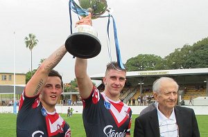 Grant Garvey & Paul Momorovski hold up the 2014 SG Ball CUP (Photo : Steve Montgomery / OurFootyTeam.com)