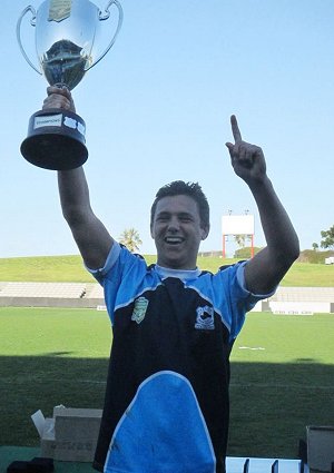 Terrigal HS Skipper Scott Drinkwater proudly holds up the gio Schoolboy TROPHY (Photo : steve montgomery / OurFootyTeam.com)