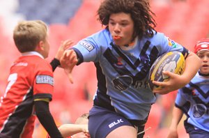 Cai-Marcus Jemmett goes to palm the opposition HalfBack (Photo : IanLovell.com) 