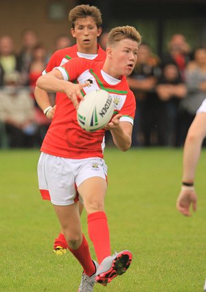 Fraser Stroud of Wales looks to unload against the England U16s (Photo : IanLovell.com) 