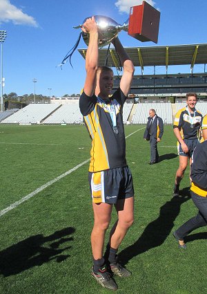 Westfields Skipper Lindsay Smith Proudly holds up the 2017 gio Schoolboy Cup (Photo : steve montgomery / OurFootyTeam.com) 