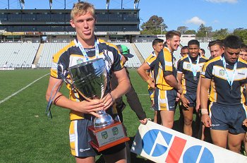Westfields Captain Lindsay Smith Proudly holding the 2017 gio Schoolboy Cup(Photo : steve montgomery / OurFootyTeam.com) 