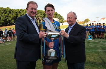 NSWRL Boss David Trodden presents the 2017 SG Ball Cup to Parramatta Eels Captain Kyle Schneider (Photo : steve montgomery / OurFootyTeam.com)