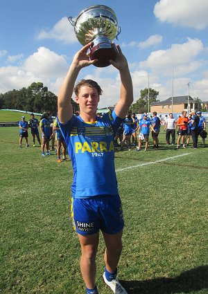 Eels Captain Kyle Schneider proudly holds up the 2017 National u18 Club Championship Cup (Photo : steve montgomery / OurFootyTeam.com)