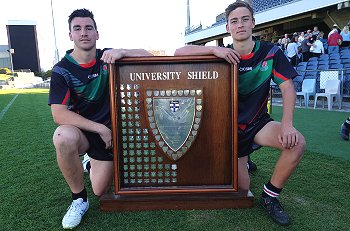 HEATHCOTE High School 2019 UNIVERSITY Shield CHAMPIONS with Scoreboard in the Background Team Photo (Photo : steve montgomery / OurFootyTeam.com) 