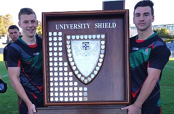 HEATHCOTE High School 2019 UNIVERSITY Shield CHAMPIONS with Scoreboard in the Background Team Photo (Photo : steve montgomery / OurFootyTeam.com) 