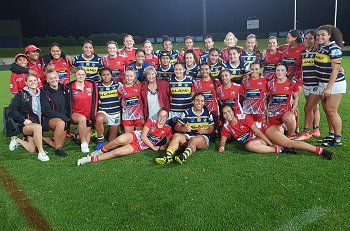 Ms Tarsha Gale with the Parramatta EELS and the Illawarra STEELERS u18 Girls Rugby League Semi Final TeamPhoto (Photo : steve montgomery / OurFootyTeam.com)