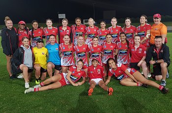 Newcastle Knights Tarsha Gale Cup with Ms TARSHA GALE - SEMI Final v Sharks TeamPhoto (Photo : steve montgomery / OurFootyTeam.com)