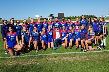 Newcastle Knights Tarsha Gale Cup with Ms TARSHA GALE - SEMI Final v Sharks TeamPhoto (Photo : steve montgomery / OurFootyTeam.com)