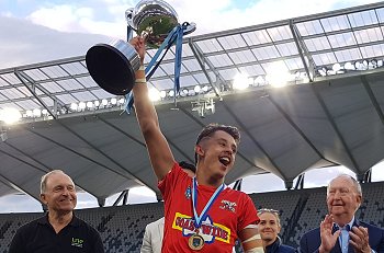 Illawarra Steelers Skipper Jayden Sullivan proudly hold up the 2019 SG Ball Cup (Photo : Steve Montgomery / OurFootyTeam.com)