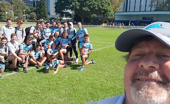 Steve Monty with his Tradmark TeamPhoto Selfie Cronulla SHARKS Harold Matthews Cup Rnd 9 v Dragons TeamPhoto (Photo : steve montgomery / OurFootyTeam.com)