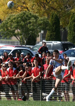 Endeavour SHS v The Hills SHS AaC '09 Qtr Final action (Photo : ourfootymedia)