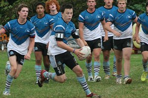Dodgie runs the footy Sharks U 15's Vs FWAS (Photo : ourfooty media)