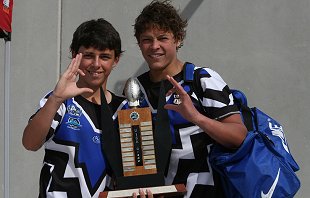 Cameron Paddy & Scott Sorensen celebrate with the U 15 A's Trophy (Photo's : Steve Montgomery / OurFootyTeam.com)
