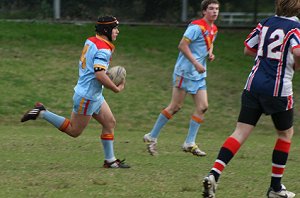Nick Pleasence runs to the wing - Menai Roosters Vs De la Salle U 15A's (Photo : ourfooty media)