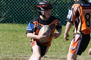 De La Salle Vs Yarrawarra Tigers U 8B's action (Photo's : ourfooty media) 