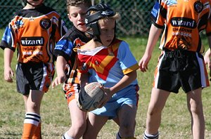 De La Salle Vs Yarrawarra Tigers U 8B's action (Photo's : ourfooty media) 