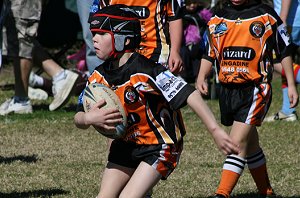 De La Salle Vs Yarrawarra Tigers U 8B's action (Photo's : ourfooty media) 