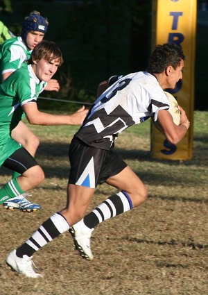 Rea Pittman charges up the footy field - Gymea Vs Cronulla U15A's Rnd 5 (photo : ourfooty media)