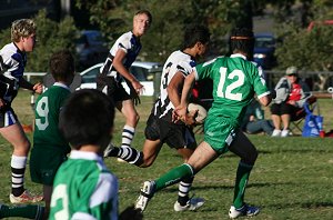 .. then runs around them all - Gymea Vs Cronulla U15A's Rnd 5 (photo : ourfooty media)