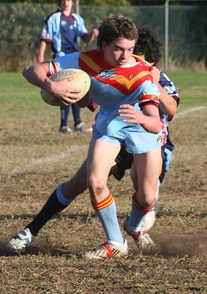 Tom McLennan tries to break the tackle - De la Salle Vs Aquinas Colts Rnd 9 (Photo : ourfooty media)