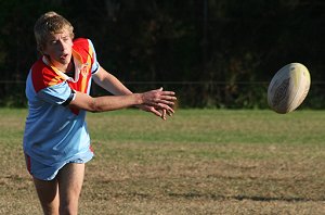 Daniel Small throw a long pass - De la Salle Vs Aquinas Colts Rnd 9 (Photo : ourfooty media)