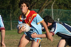 Jesse Faye tries to burst thru ' - De la Salle Vs Aquinas Colts Rnd 9 (Photo : ourfooty media)