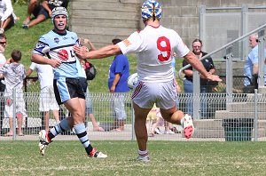 Dane MALONE watches Cameron KING - Sharks v Dragons SG Ball Rnd 3 (Photo : ourfooty media)