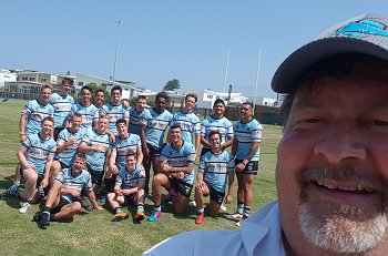 Steve Monty takes a selfie with the Sharks (Photo : steve montgomery / OurFootyTeam.com)