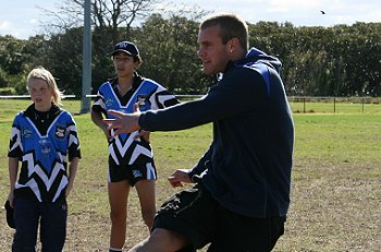 Daniel Holdsworth has a Kick4Kids ( Photo : Steve Montgomery / ourfootyteam.com) 