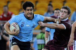 Matthew Wright palms the QLD defender in the Under 18's game (Photo : Matt Roberts ) 