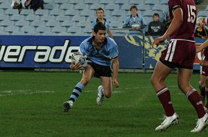 Adam Reynolds runs to the queensland defensive line (Photo : ourfooty media)