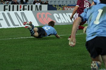 Nathan Gardner scores a fantastic try for the Blues (Photo's : Steve Montgomery) 