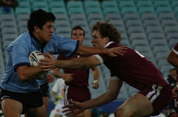 Greg Waddell palms his Queensland opponent Ryan Hanson (Photo's : Steve Montgomery) 