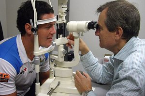 Josh Graham gets his eyes tested (Photo : Titans)