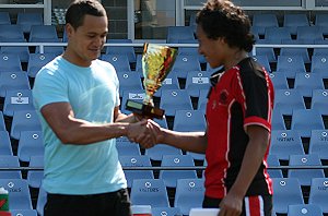 Chase STANLEY presents the CHASE STANLEY CUP to Endeavour SHS U15's Captain Samuel Tangitti from his old school Endeavour SHS (Photo : steve montgomery / OurFootyTeam.com )