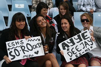 Endeavour Cheer Girls do a great job, nice signs girls (Photo : ourfootymedia