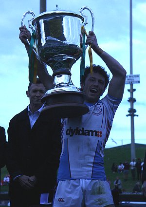 Doony HEATHER holds up the 2011 ARL Schoolboys Cup (Photo : OurFootyMedia) 