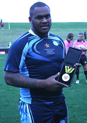 Kam SERU with his Peter Sterling Medal (Photo : OurFootyMedia) 