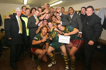 The aussies celebrate holding upi their 'thanks ourfootyteam.com' sign  ( Exclusive OFT Photo :OFT / RLPhotos.com  - Maurice JONES )
