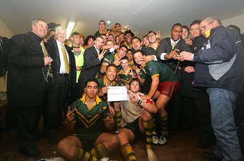 The aussies celebrate holding upi their 'thanks ourfootyteam.com' sign  ( Exclusive OFT Photo :OFT / RLPhotos.com  - Maurice JONES )