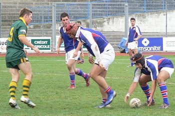 The French play the ball to set up another gutsy attack on the australian Schoolboys ( Photo : Pierre Grenat )