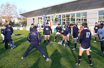 The French National Juniors warm up in front of the Aussie change rooms in the background ( Photo : Pierre Granet )