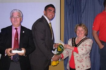 Co-Captain Tim Mannah presents the Lady Mayor with a ASSRL pennant. (Photo : ourfooty media - apeachy)